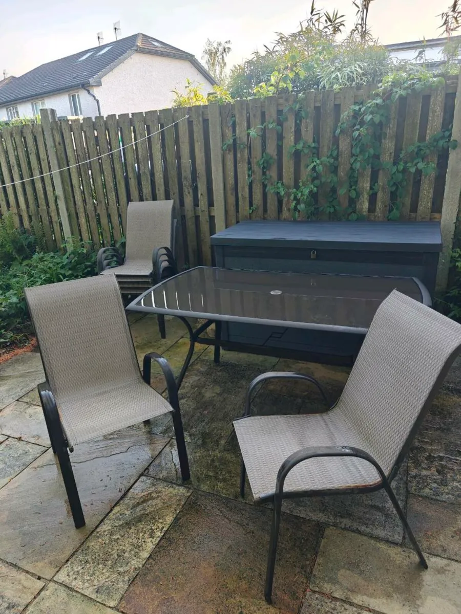Patio / Garden table and 6 chairs