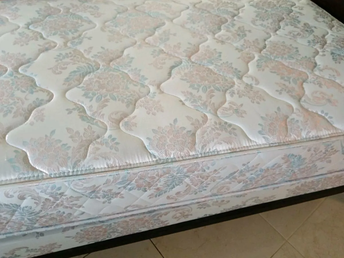 Single beds - Image 1