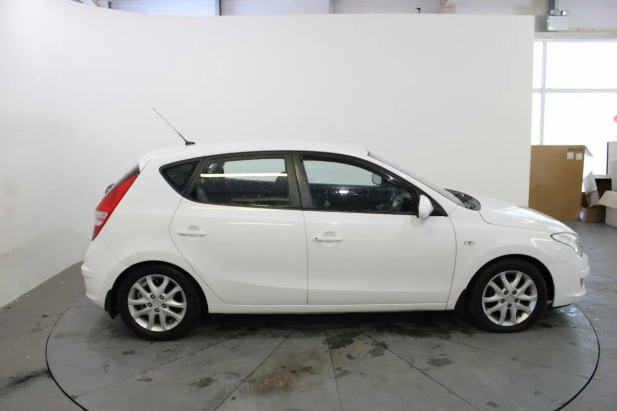 Hyundai i30 1.6 Crdi 90bhp Deluxe - Image 4