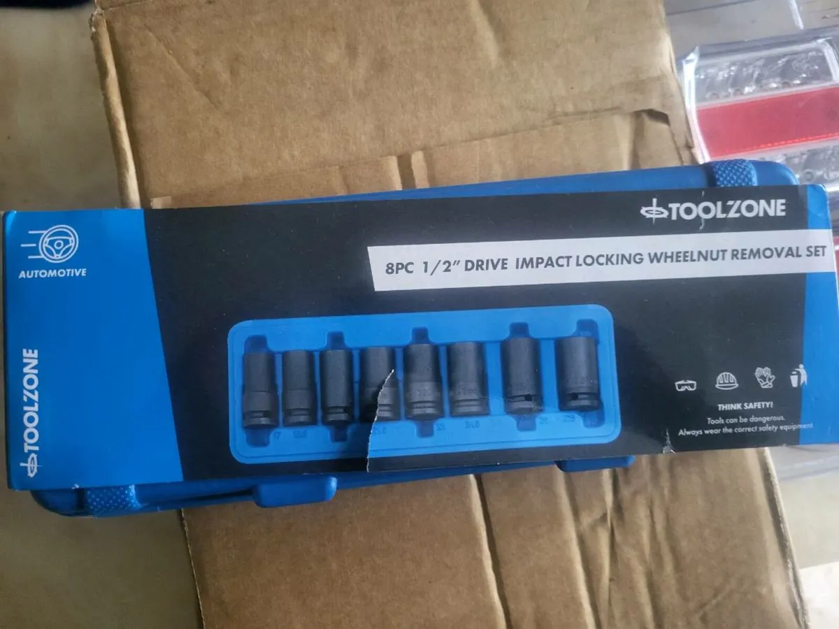Lock nut removal set