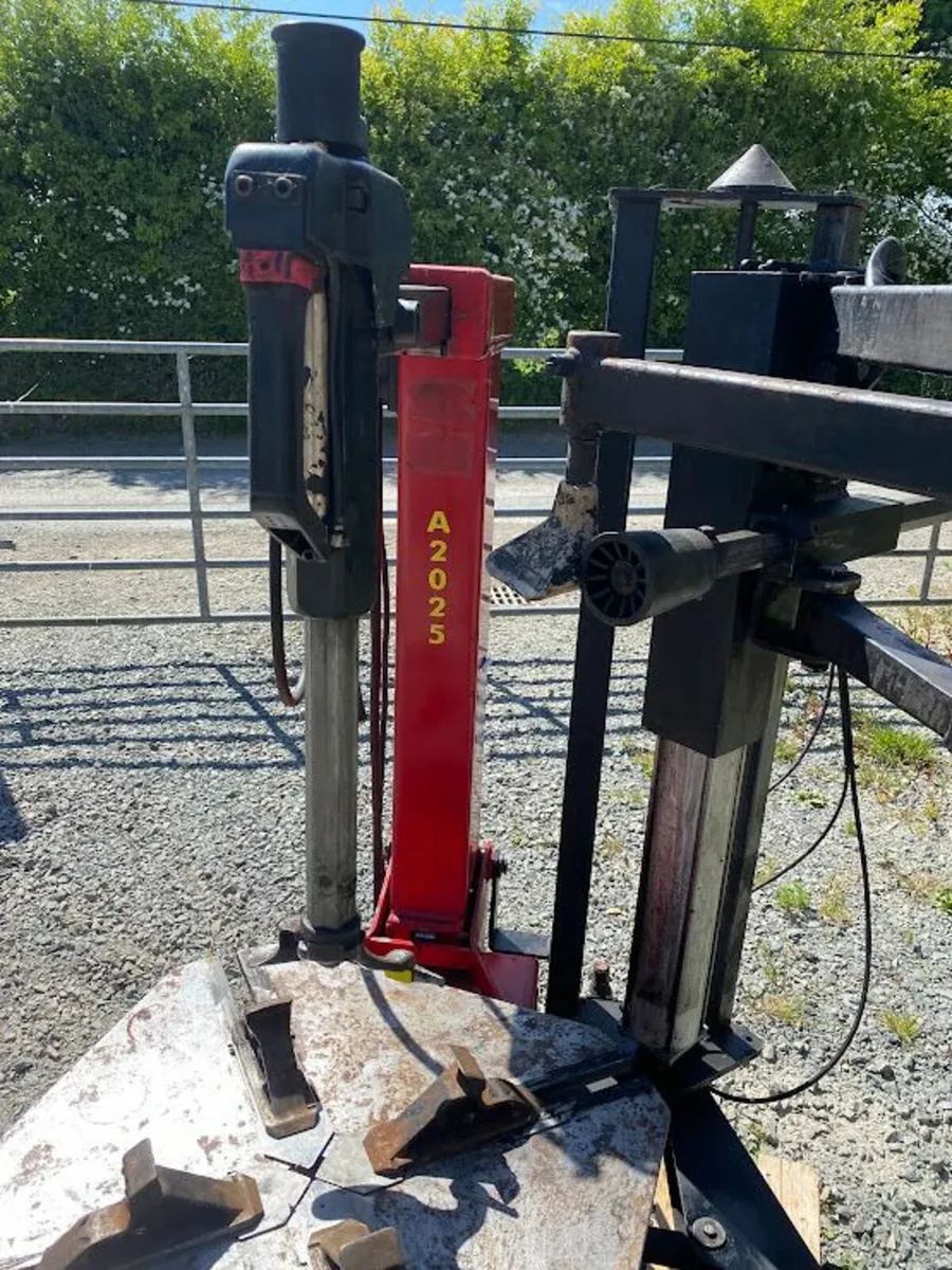 Corghi A2025 Tyre Changer - Image 2