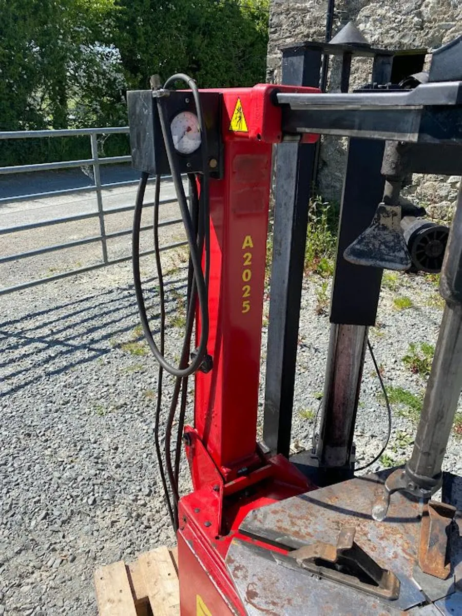 Corghi A2025 Tyre Changer - Image 3