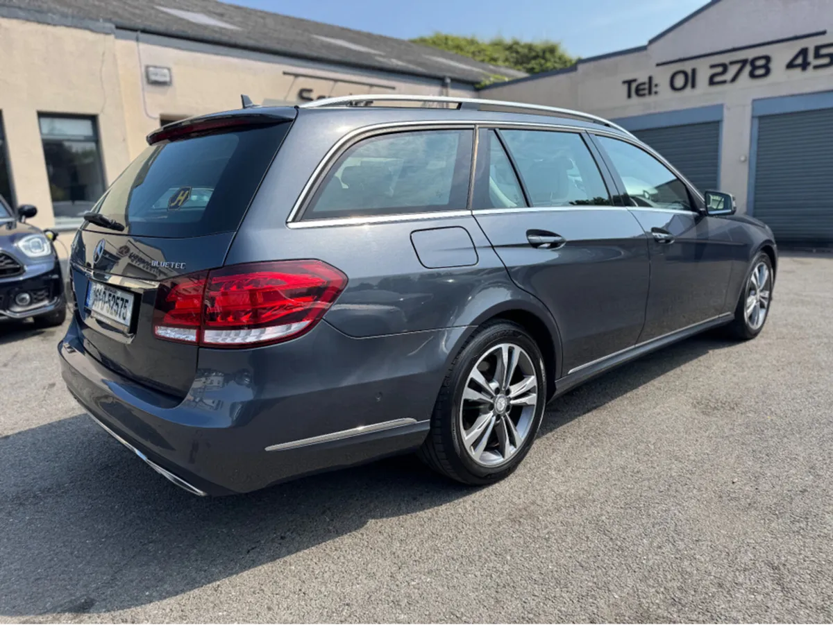Mercedes-Benz E-Class E220 BLUETEC SE 5DOOR AUTO E - Image 3