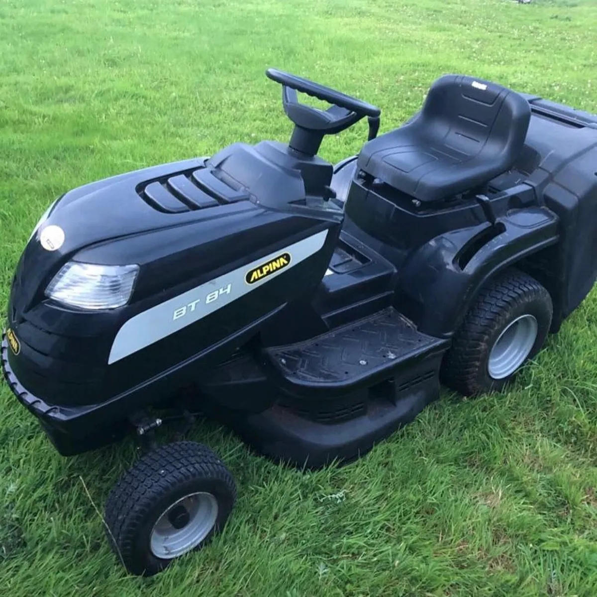 Immaculate mower light use - Image 1