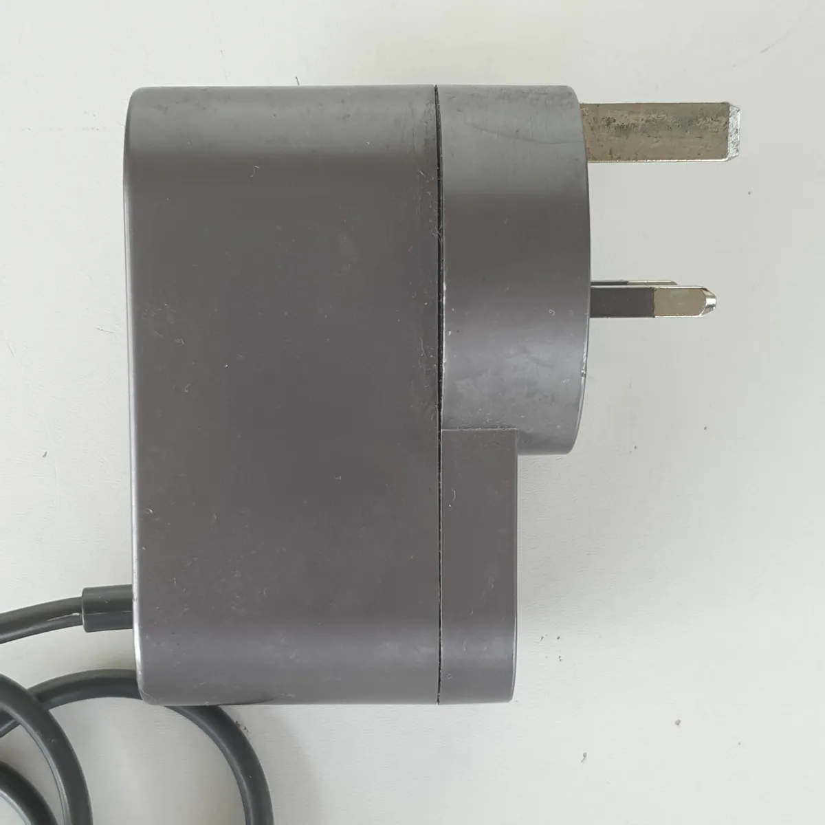 Dyson vacuum battery charger model 17530-01 - Image 3