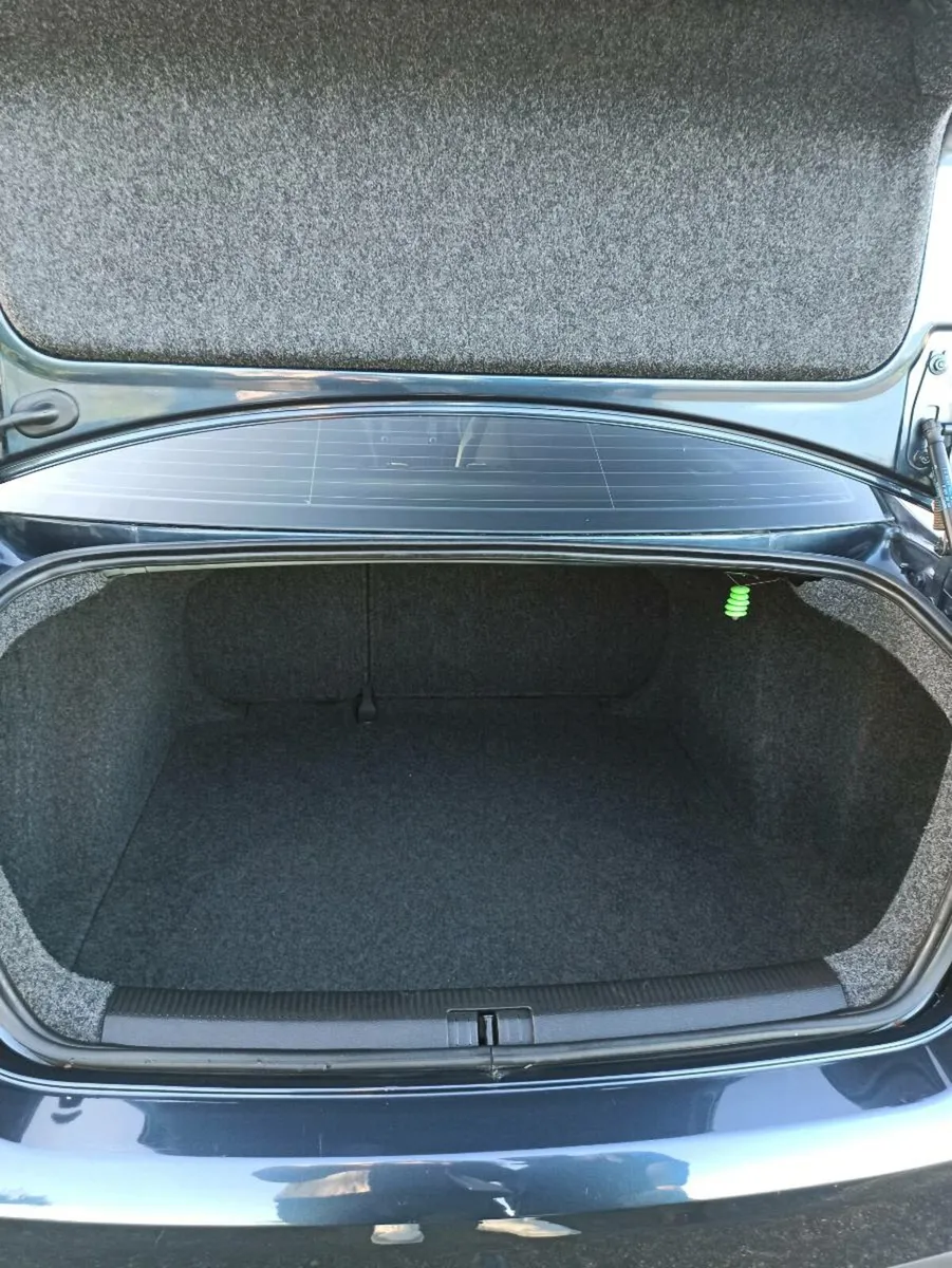 Volkswagen Jetta 5 - Image 2