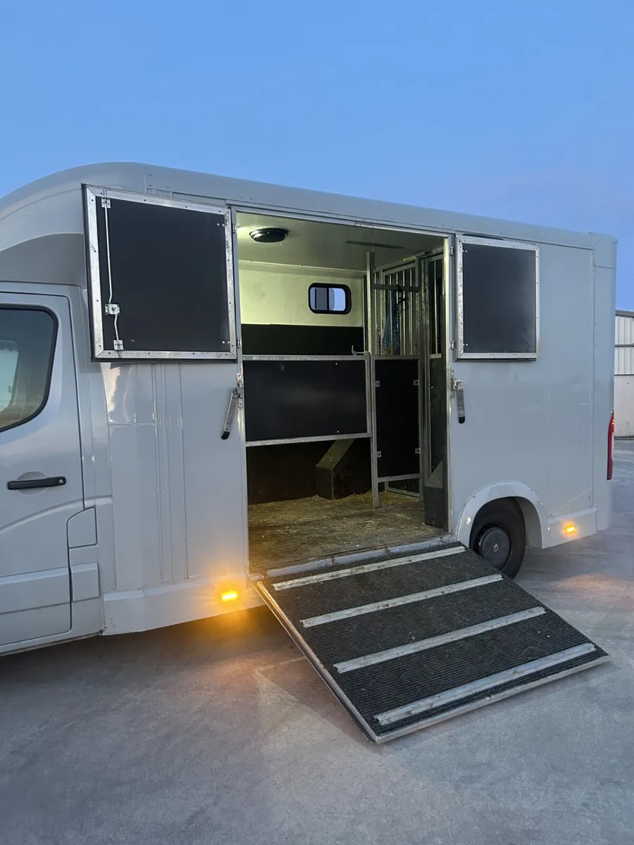 2018 Renault 2.5 CDTI 2 Stall - Image 2