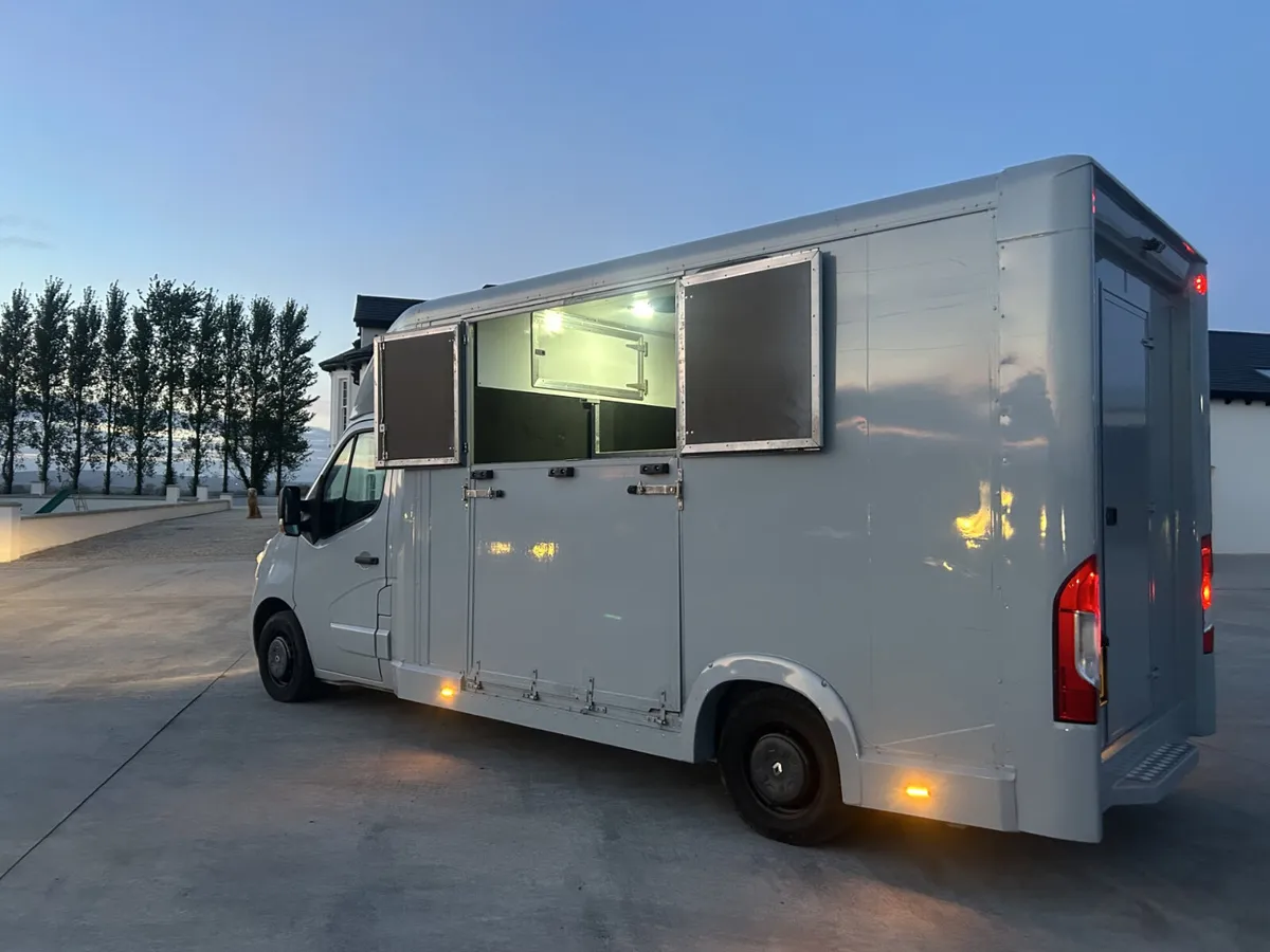 2018 Renault 2.5 CDTI 2 Stall - Image 1