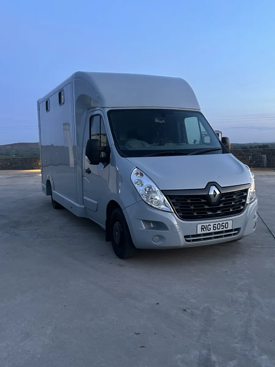 2018 Renault 2.5 CDTI 2 Stall - Image 4