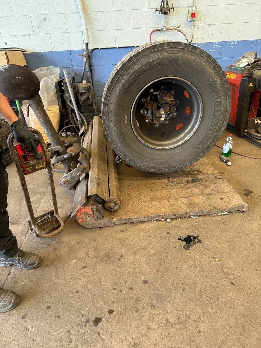 CORGHI TRUCK TYRE CHANGER - Image 2
