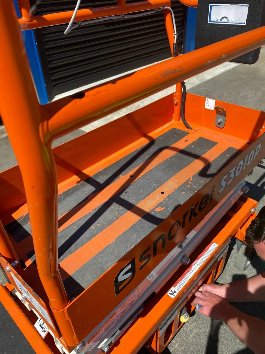 Snorkel Scissor Lift Push Around 10ft - Image 2