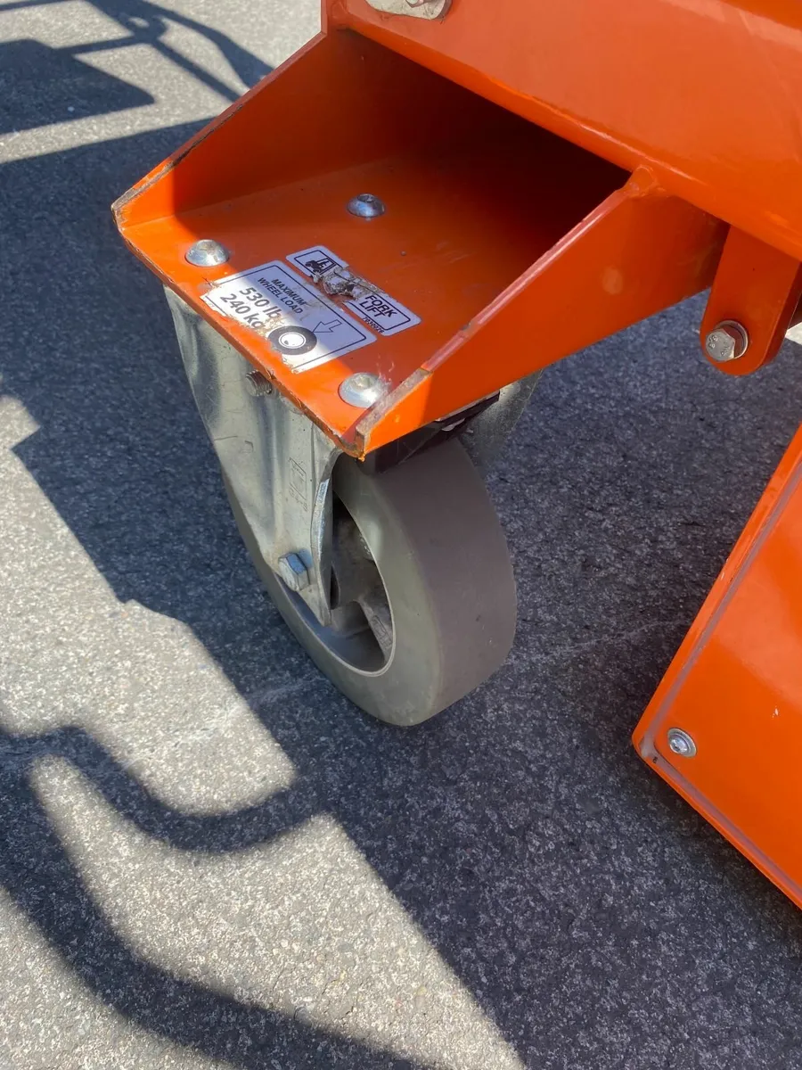 Snorkel Scissor Lift Push Around 10ft - Image 4