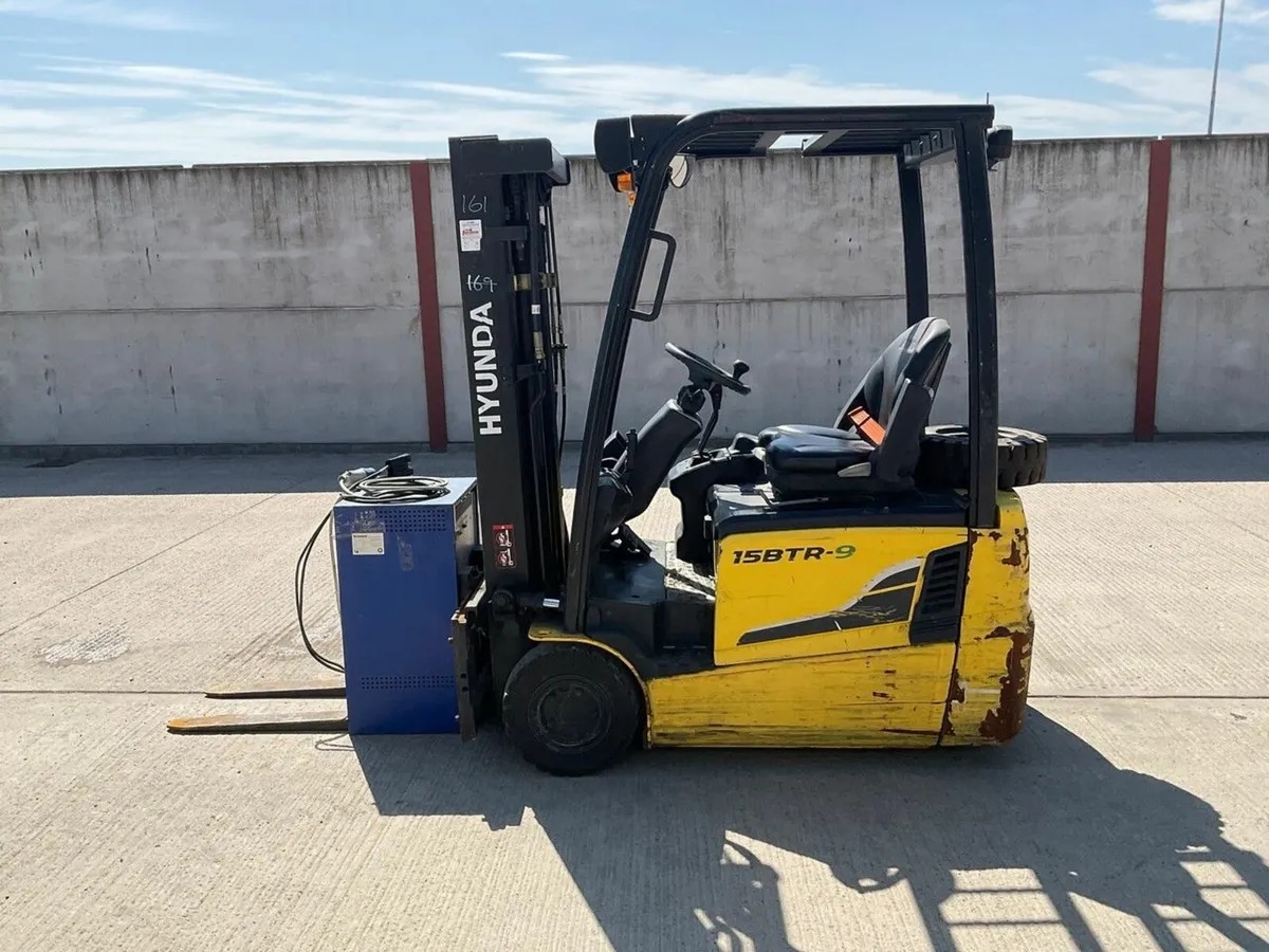 HYUNDAI 15BTR-9 1.5 TON 3 WHEELED BATTERY FORKLIFT - Image 3