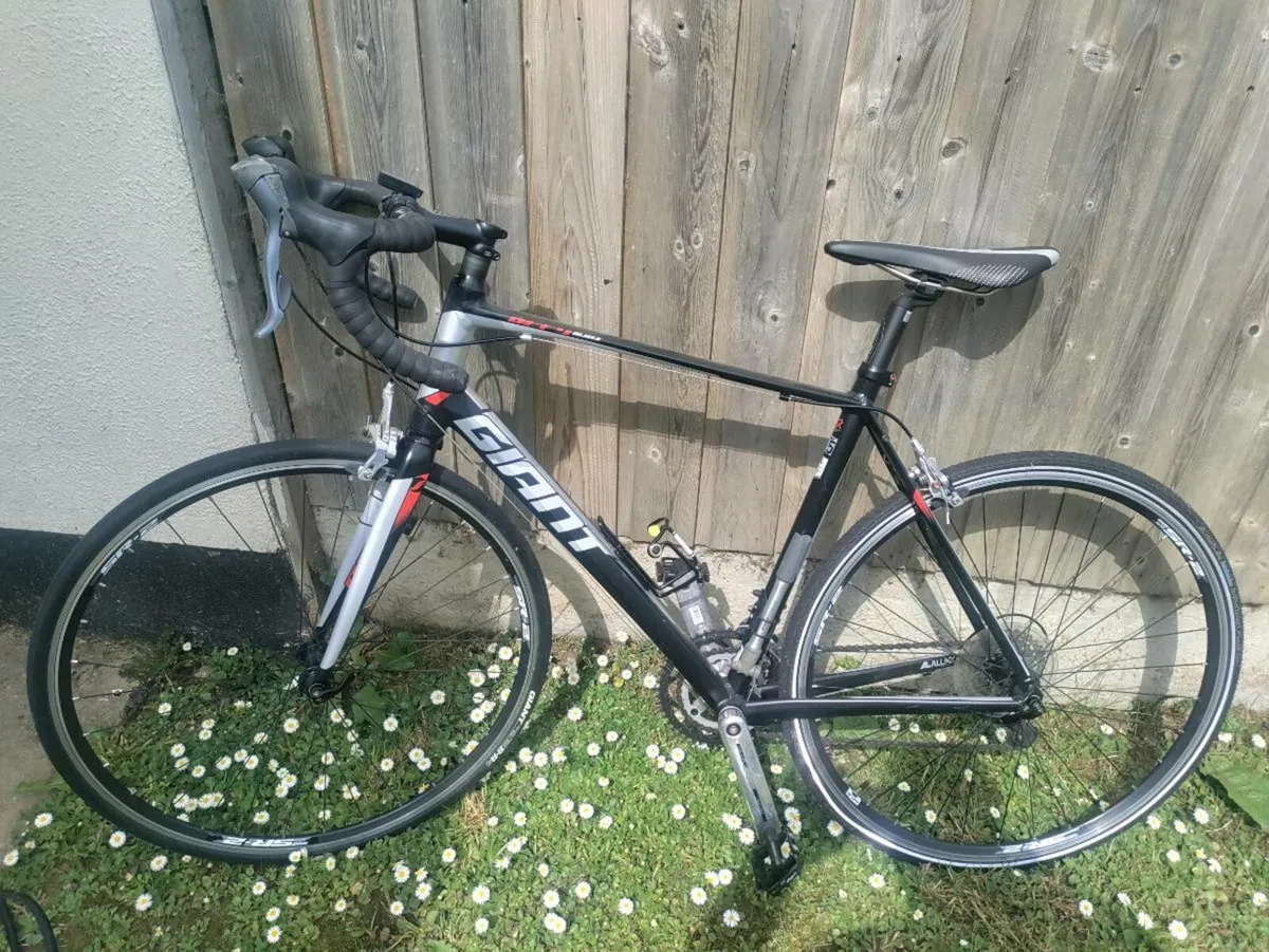 Giant mens roed bike fantastic condition new back - Image 1