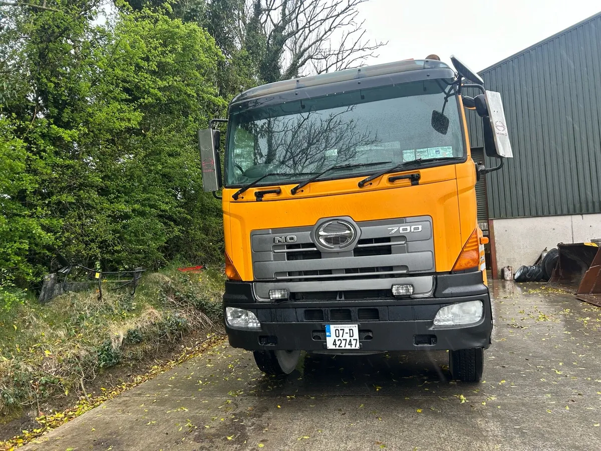 Hino 8 wheeler block lorry - Image 1