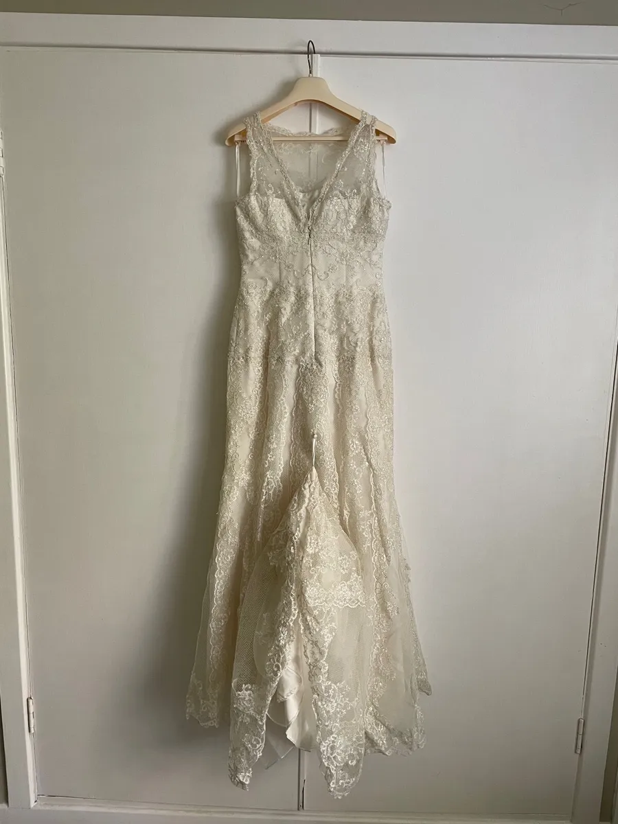 Wedding dress size 10-12 - Image 3