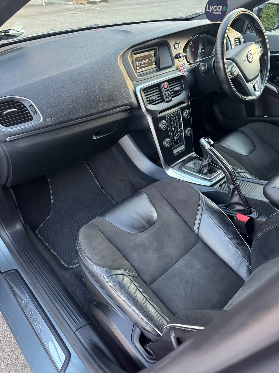 Volvo V40 2.0 R-Design - Image 2