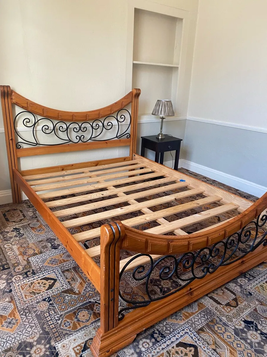Queen size bed - Image 1