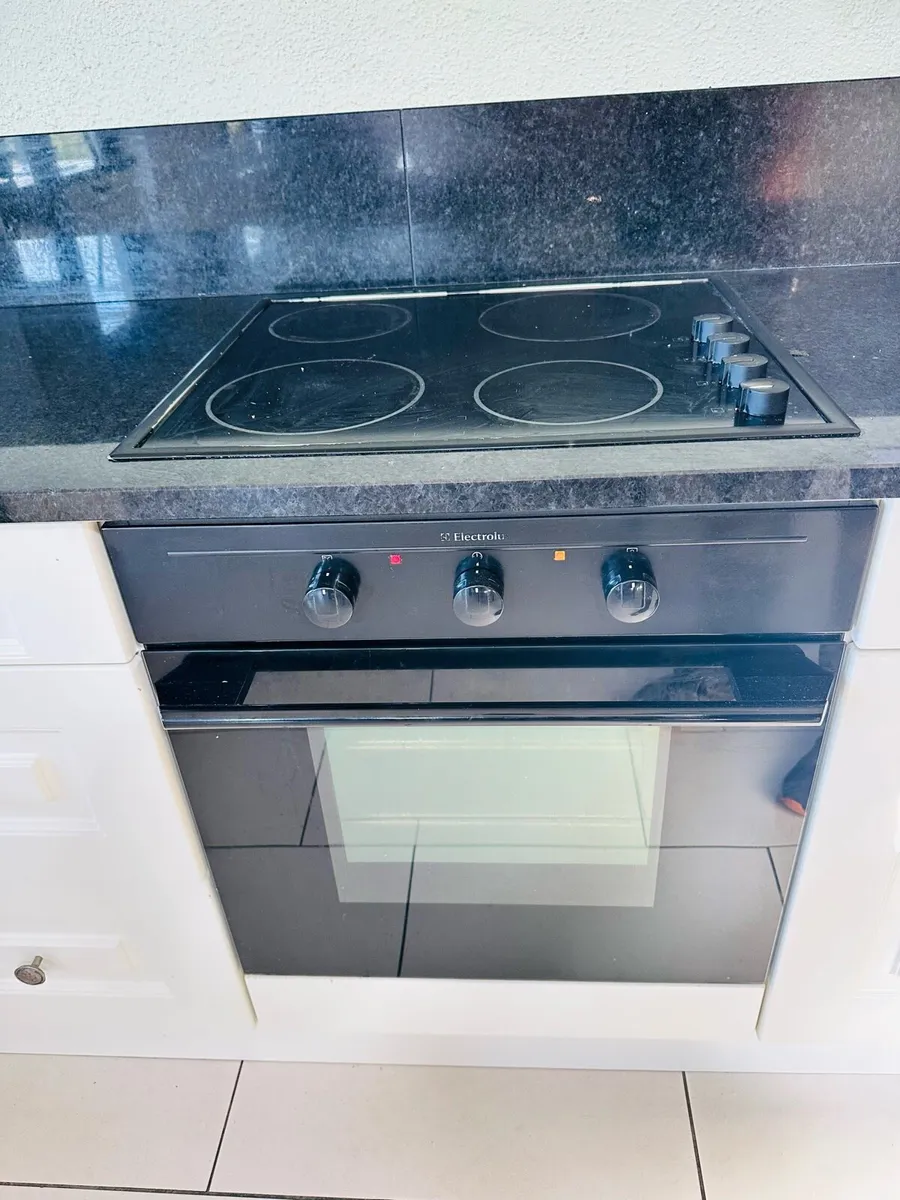 Integrated fridge, built under oven and hob - Image 4