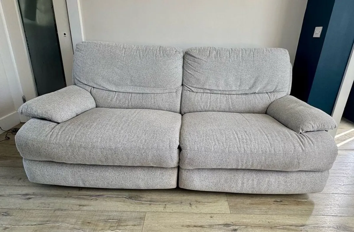 3 seater electric recline with USB charging ports - Image 2