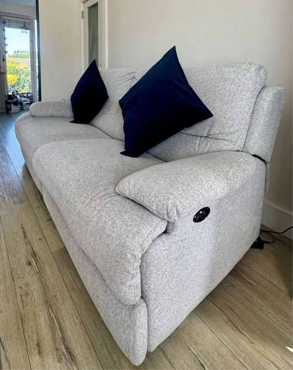 3 seater electric recline with USB charging ports - Image 3