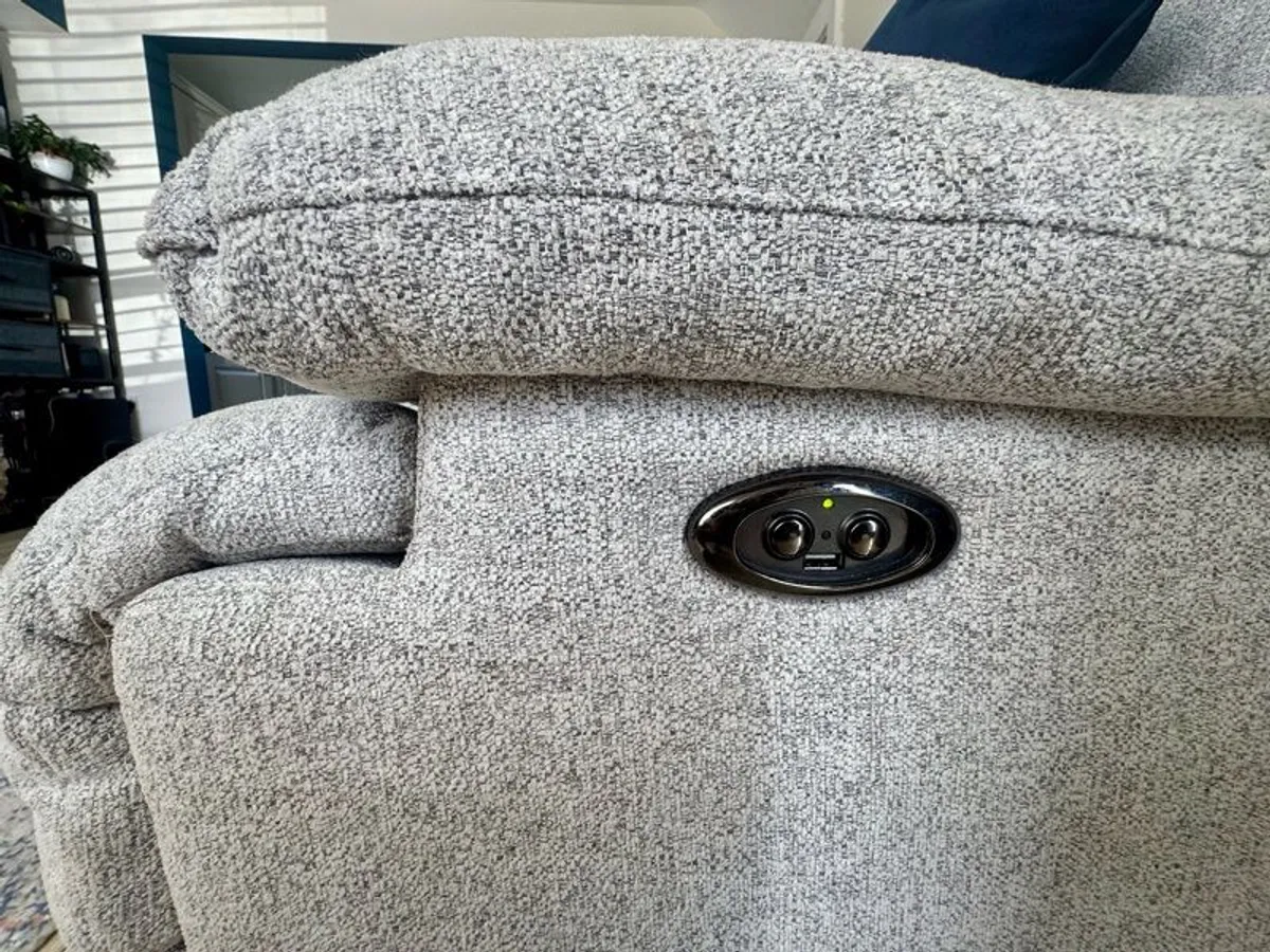 3 seater electric recline with USB charging ports - Image 4