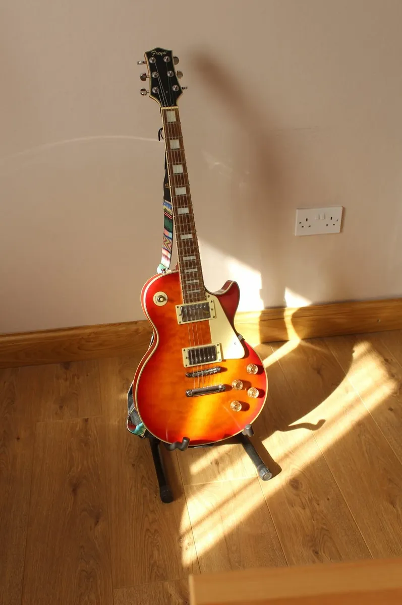 Custom Sunburst Les Paul Electric Guitar - Image 1