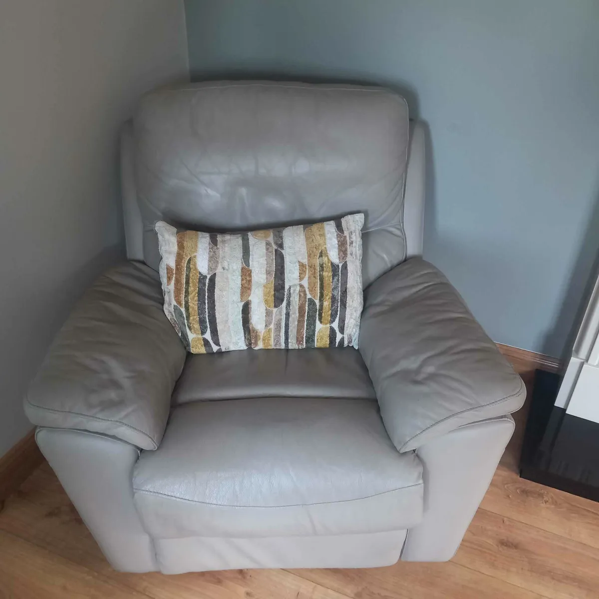 2 seater and 1 seater leather recliners - Image 2