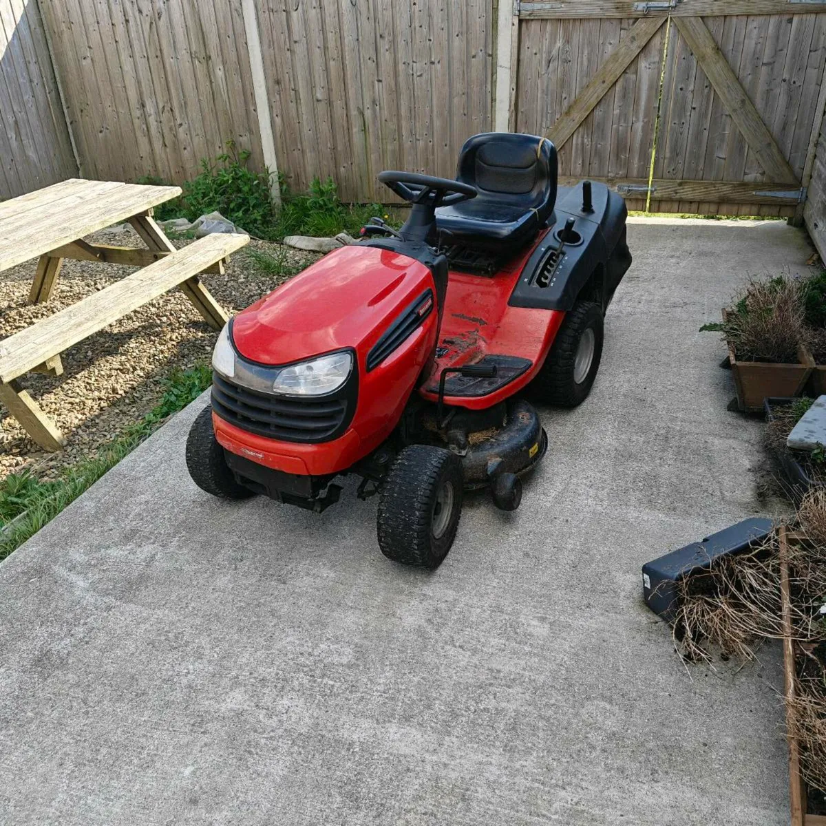 Ride on lawnmower - Image 1