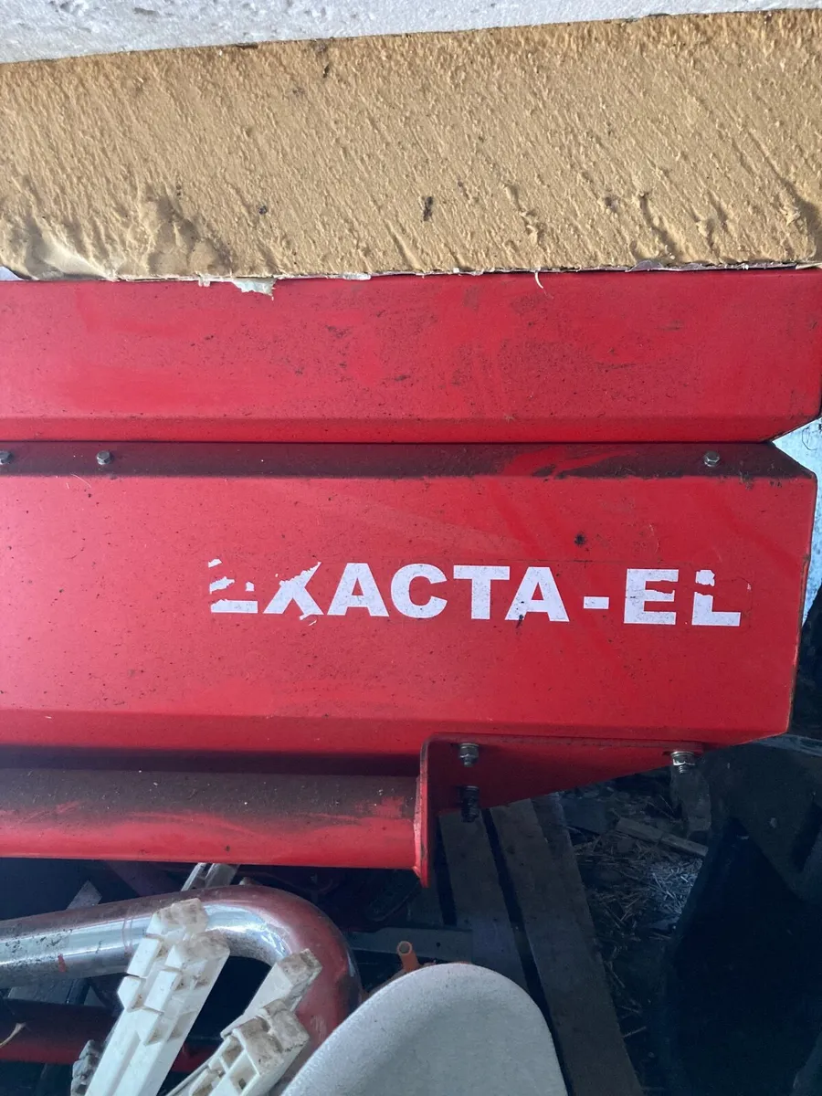 Fertiliser spreader - Image 1