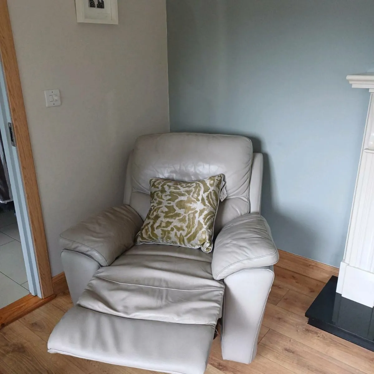 2 seater and 1 seater leather recliners - Image 4