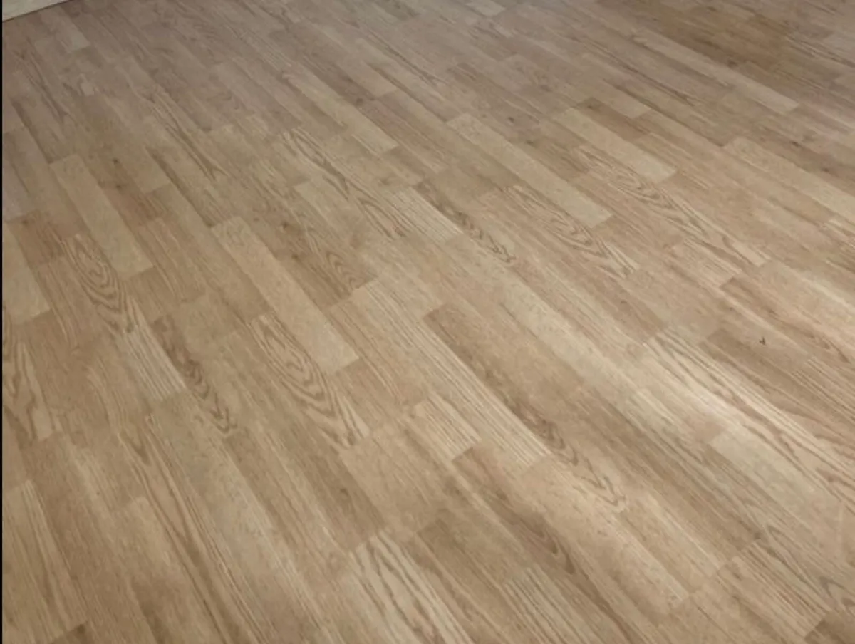 Oak laminate flooring - Image 1