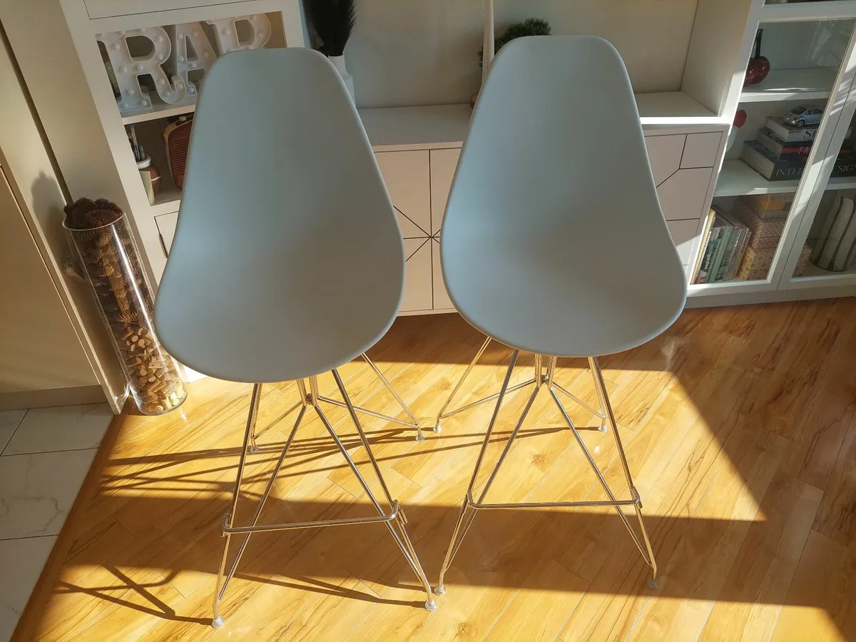 Kitchen Table and 2 chairs - Image 4