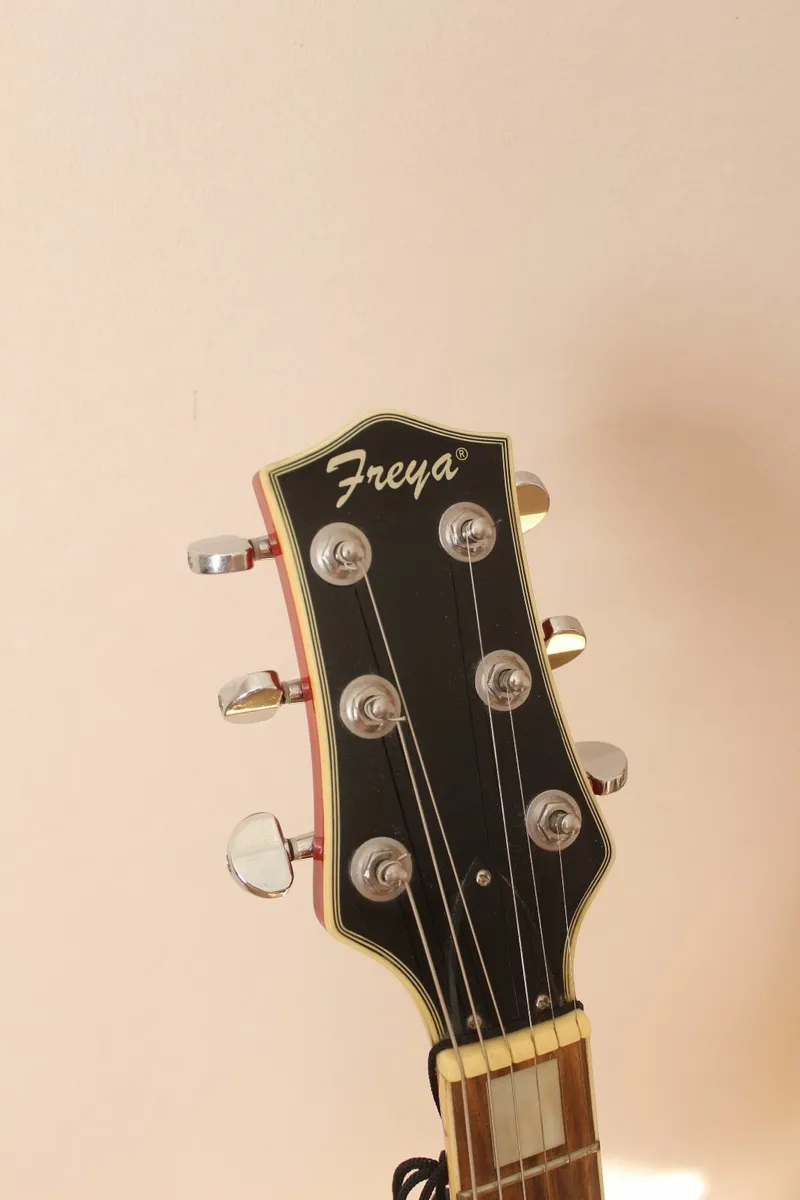 Sunburst Les Paul Electric Guitar & Amp Bundle - Image 3