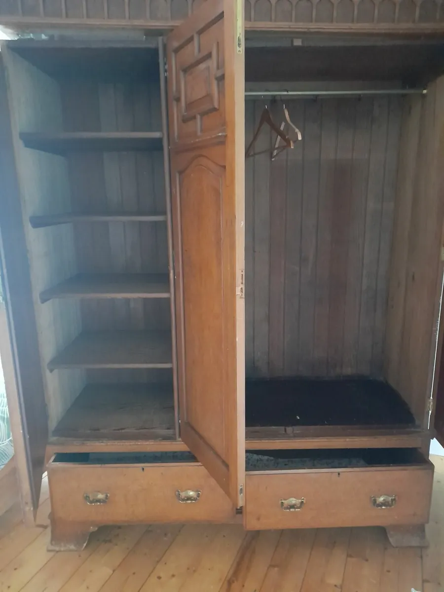 Àntique  solid wood wardrobe with bevelled mirrors - Image 2
