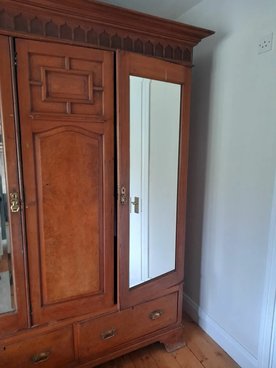 Àntique  solid wood wardrobe with bevelled mirrors - Image 4