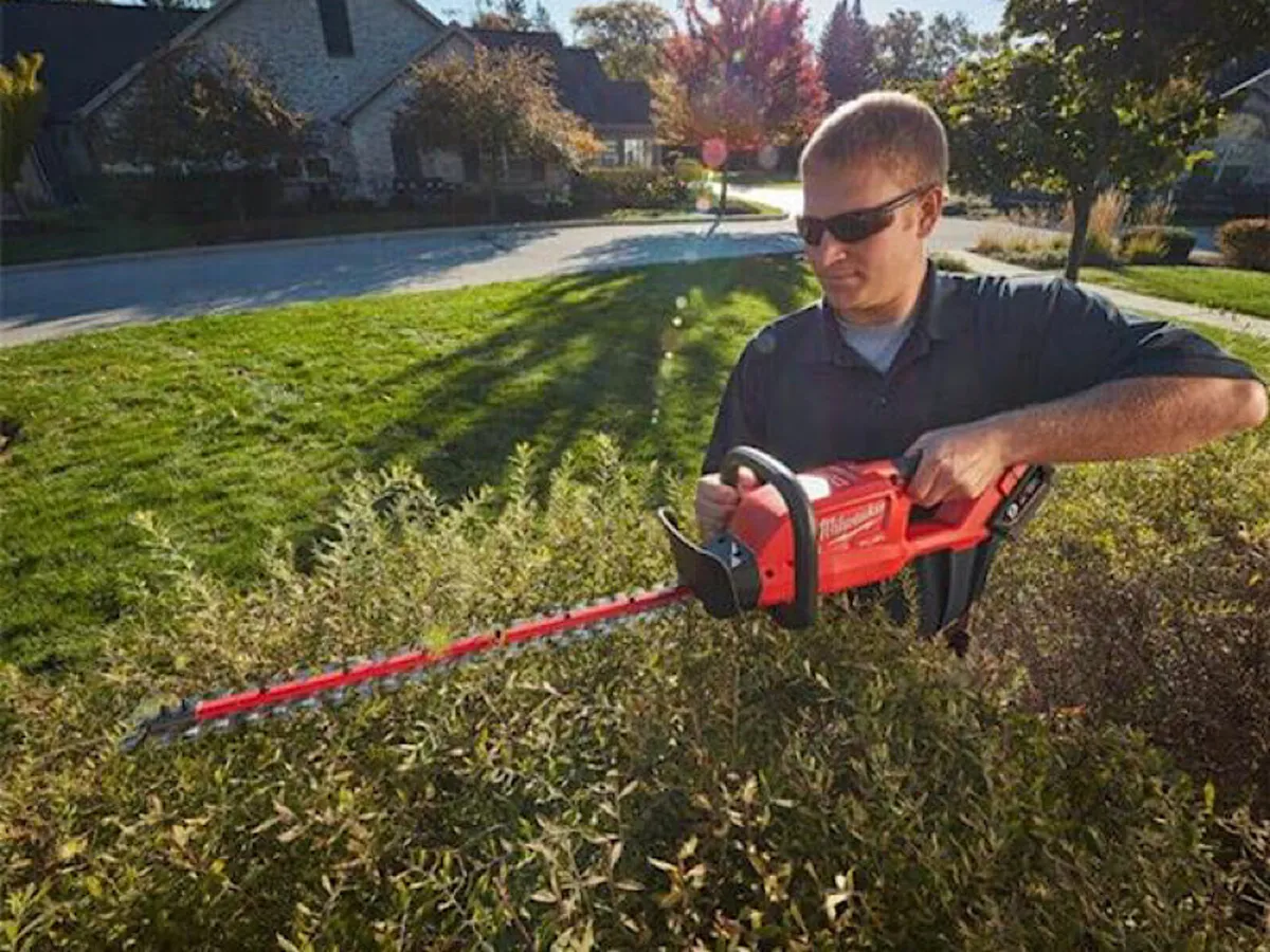 ONLY €249 Milwaukee M18 60cm Hedge Trimmer - Image 1