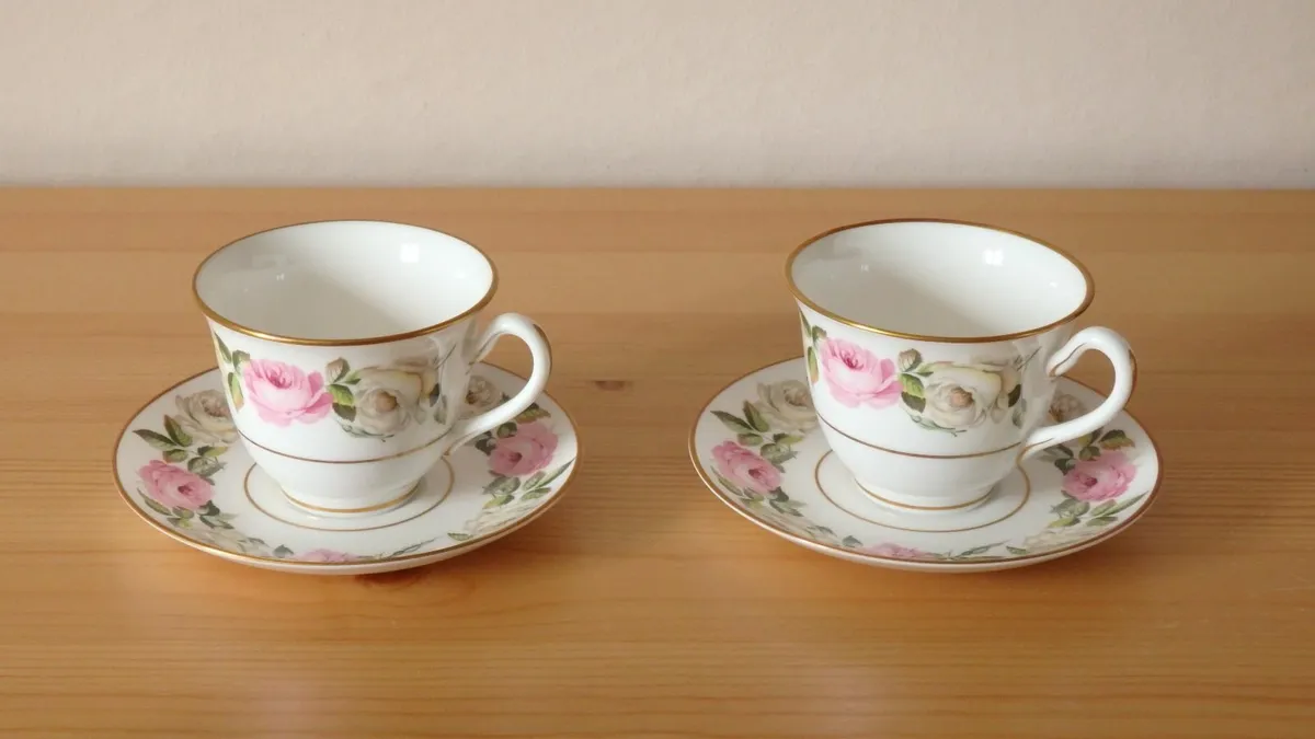 Vintage Royal Worcester Teacups & Saucers - Image 1