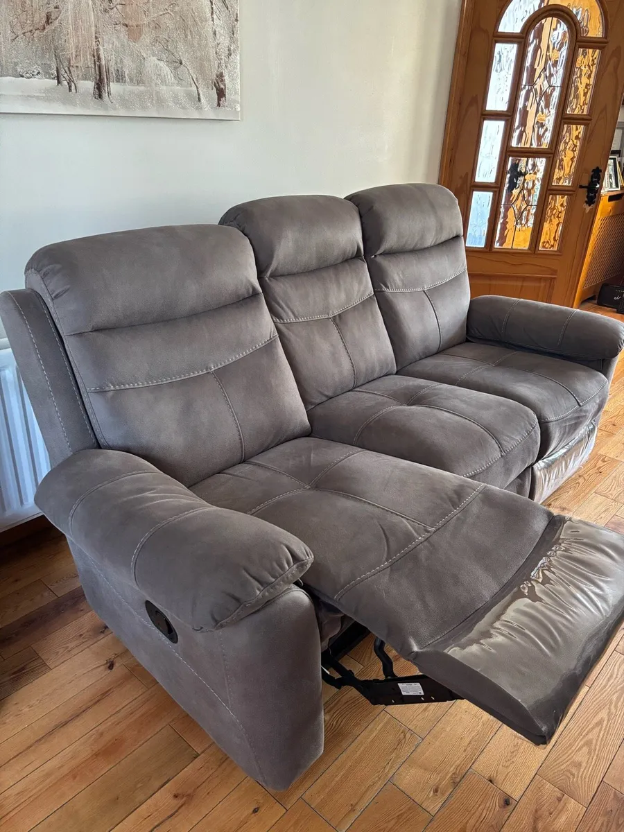 3 pcs recliner couch with 2 single recliner chairs - Image 1