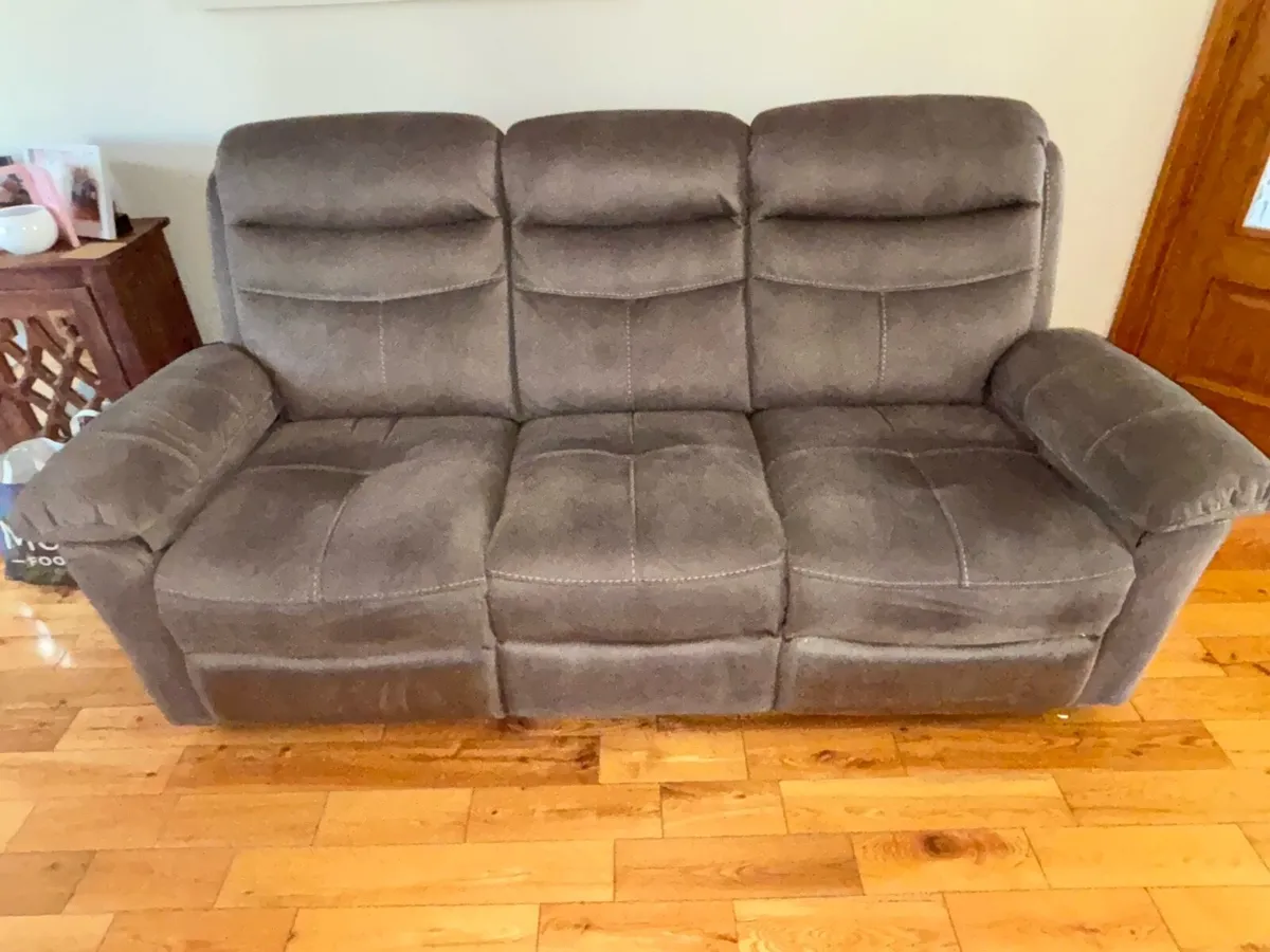 3 pcs recliner couch with 2 single recliner chairs - Image 2