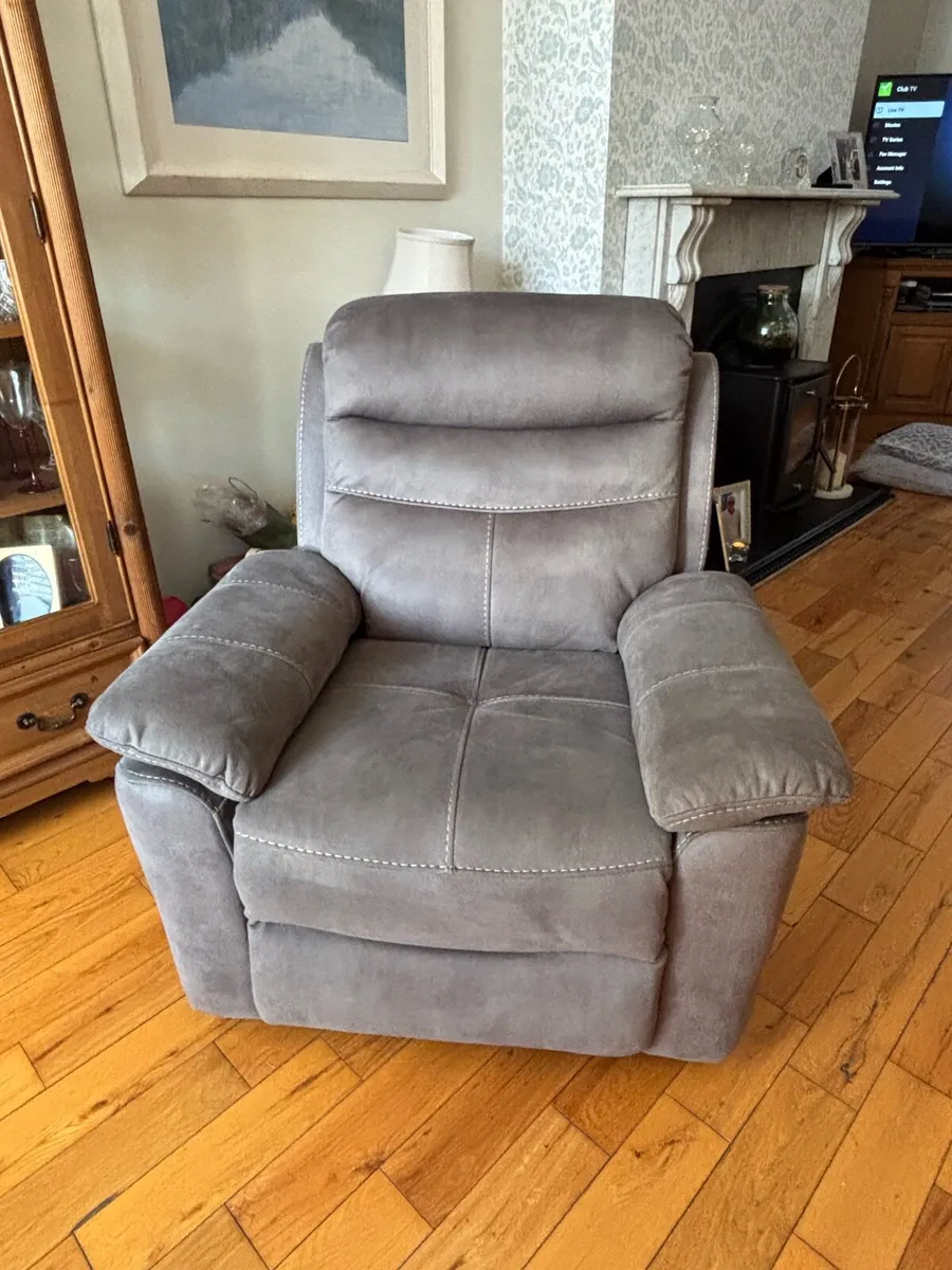 3 pcs recliner couch with 2 single recliner chairs - Image 3