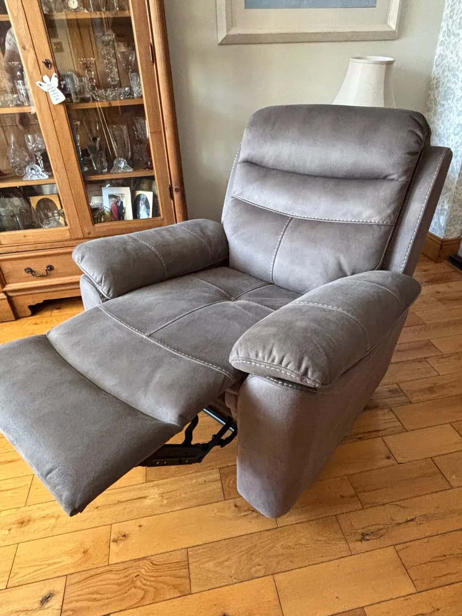 3 pcs recliner couch with 2 single recliner chairs - Image 4