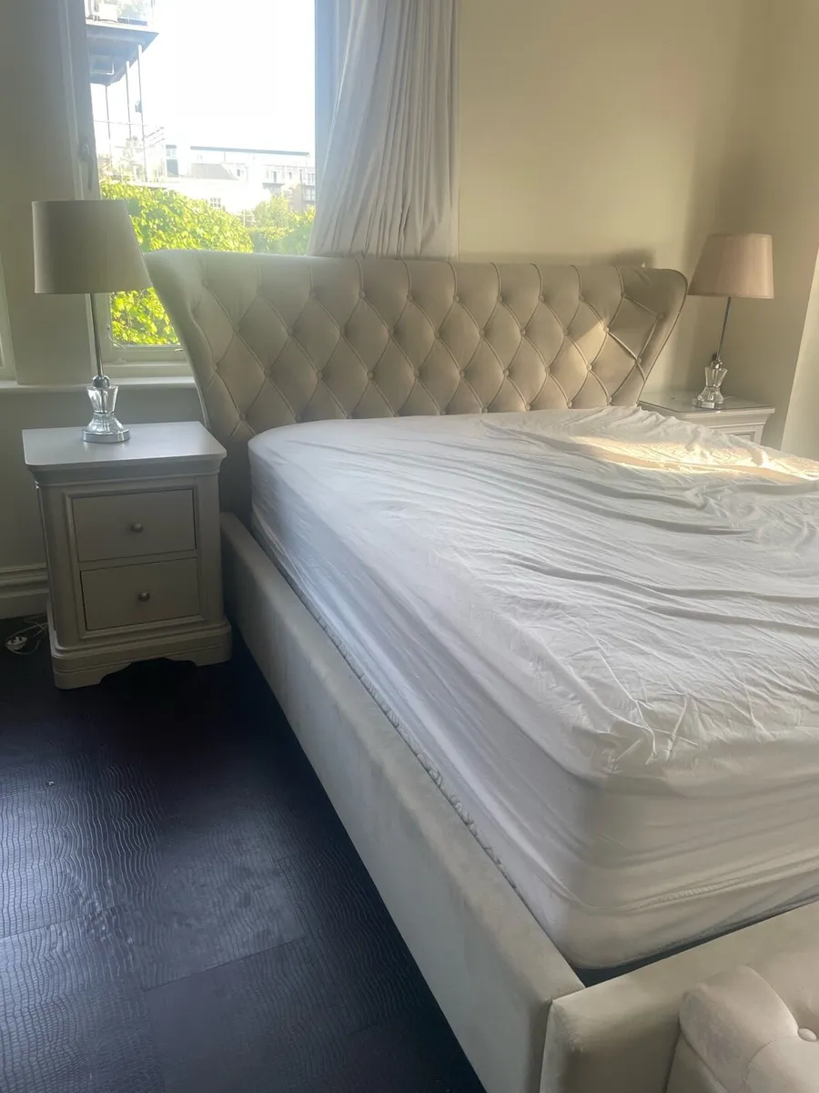 Gorgeous king size bed - Image 4