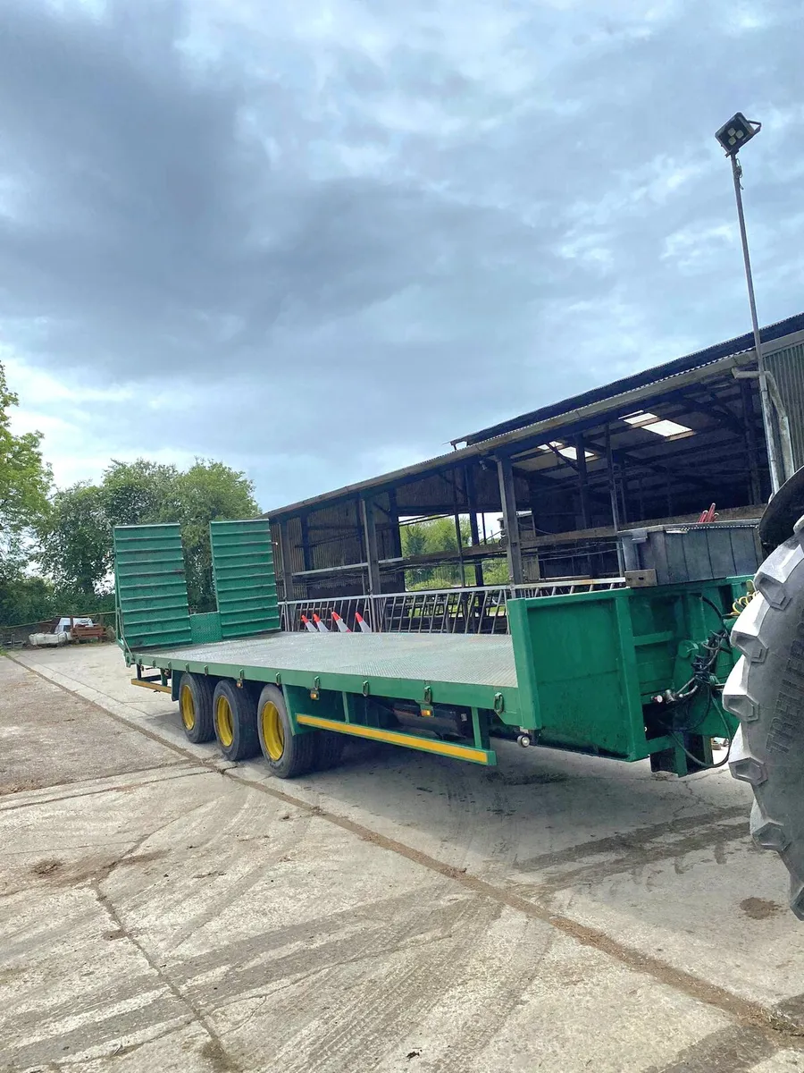 30' flat bed low loader/bale trailer - Image 1