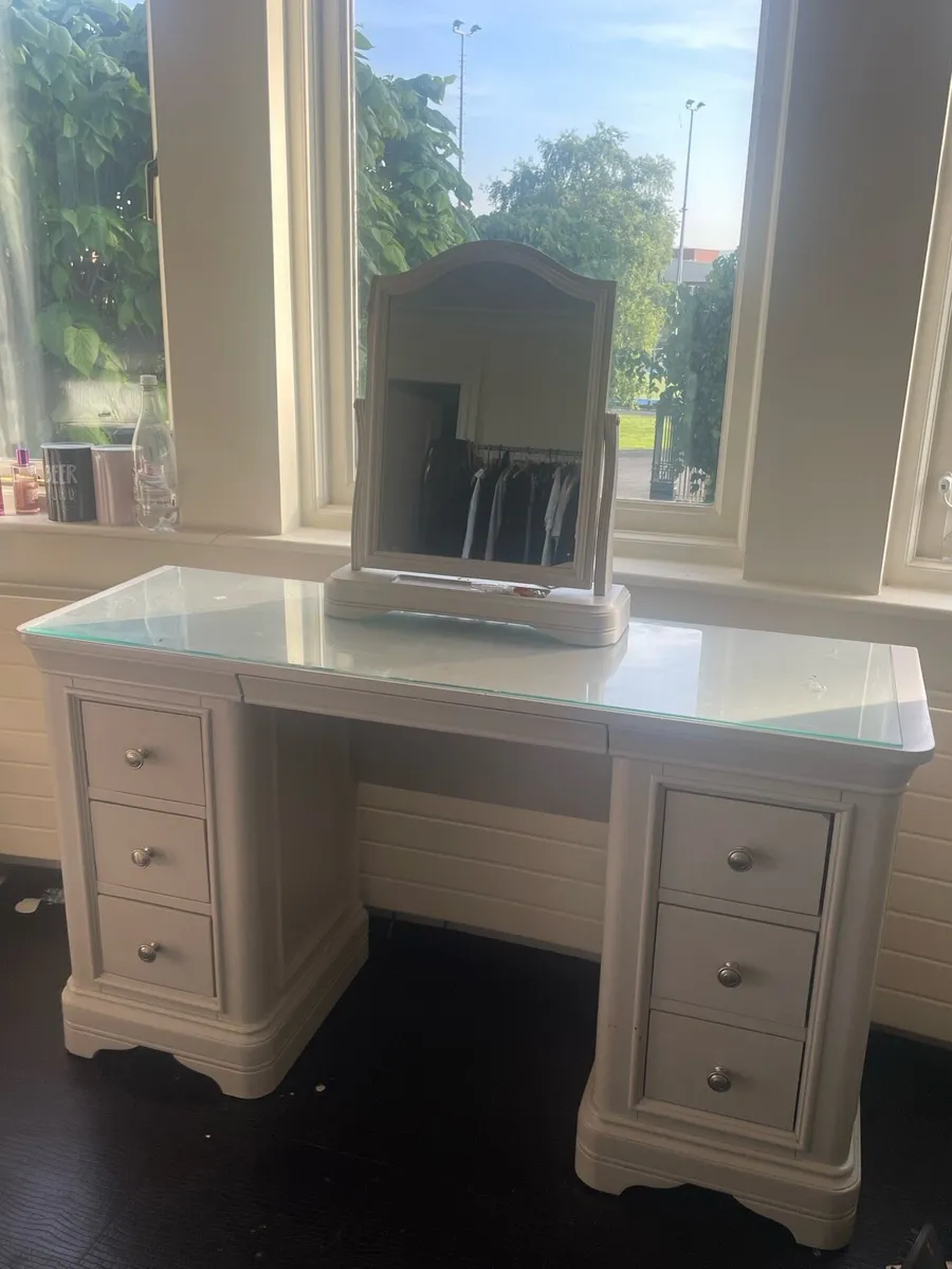 Bedroom furniture - Image 2
