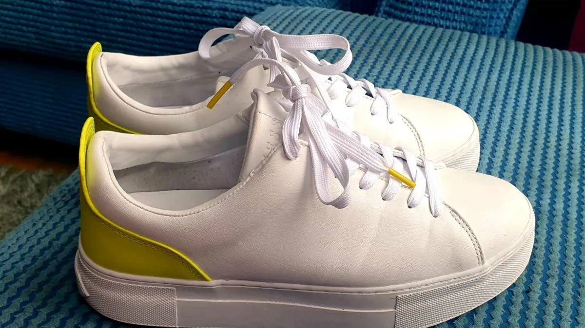Guess trainers new size 6 - Image 1