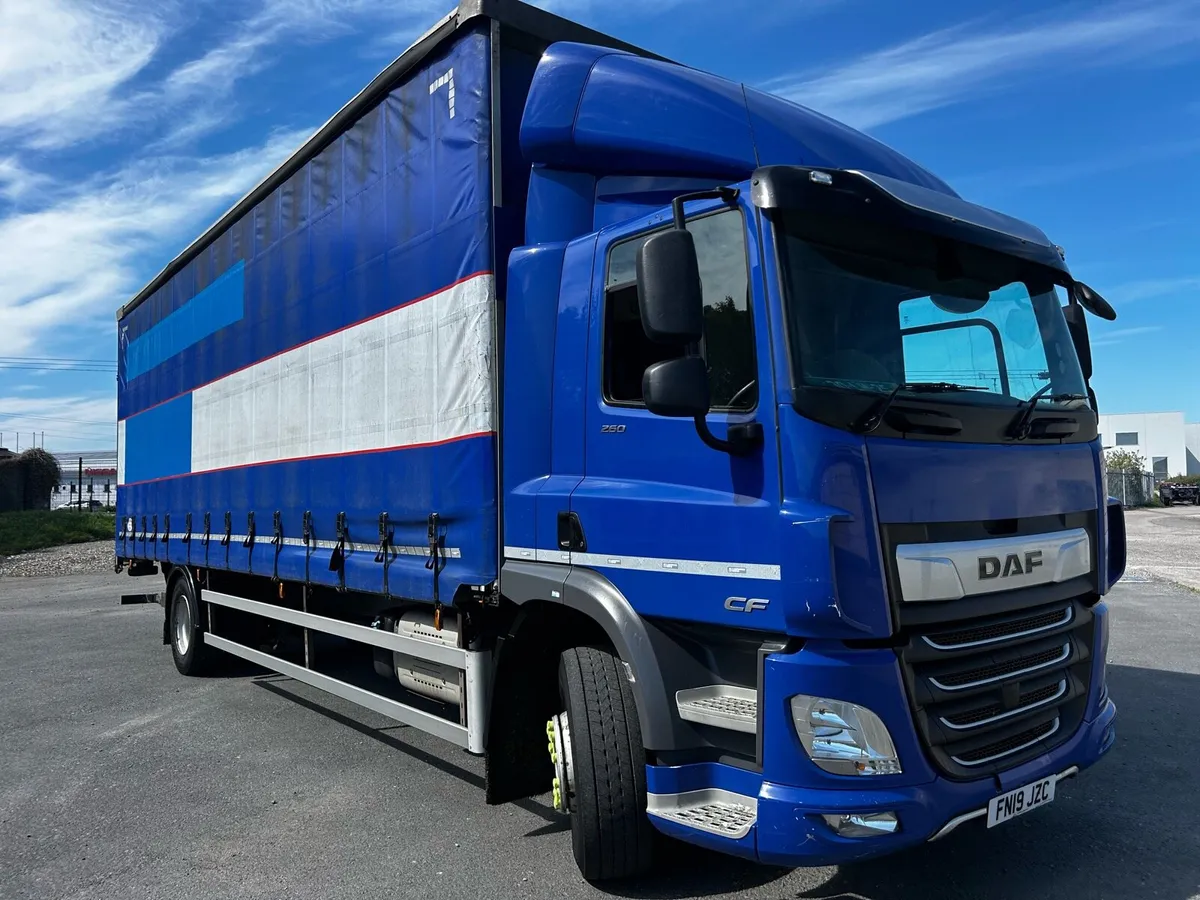 2019 DAF CF Curtainside - Image 1