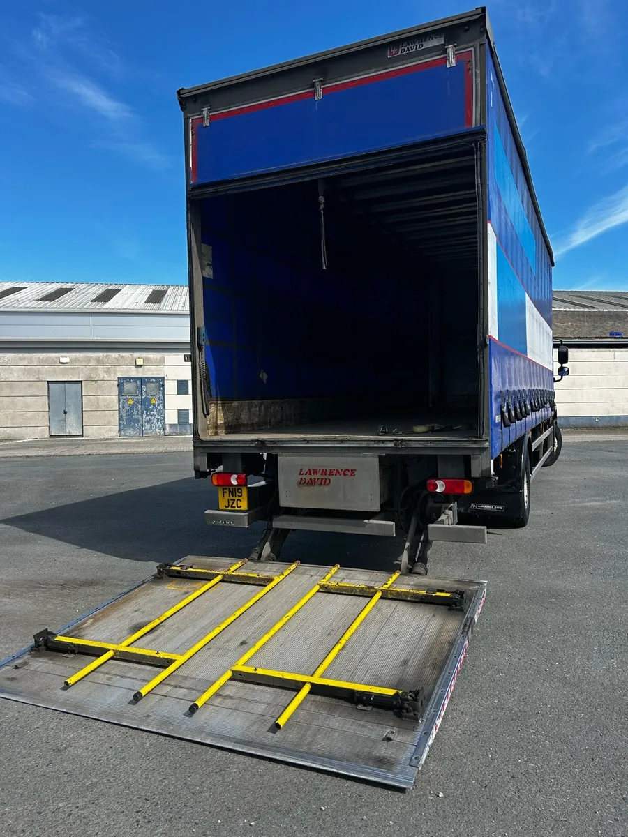 2019 DAF CF Curtainside - Image 4