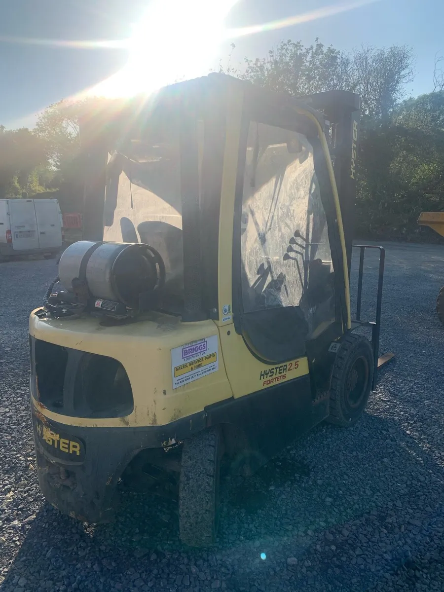 2015 Hyster 2.5T Gas Forklift - Image 4