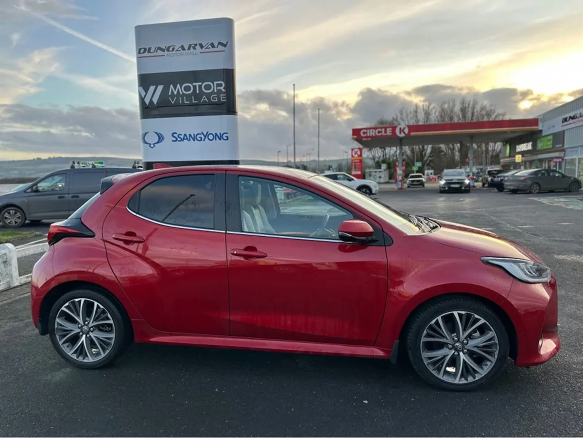 Toyota Yaris 1.5 Hybrid Platinum 4DR - Image 3